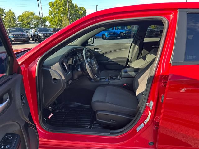 Used 2018 Dodge Charger SXT w/ Blacktop Package RWD image 11