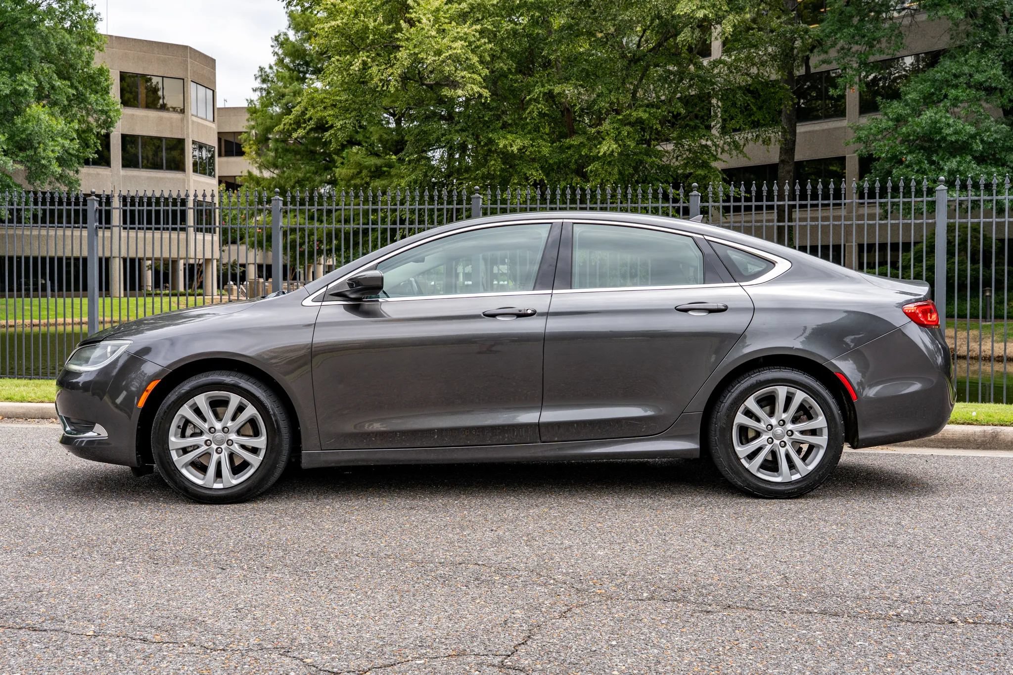 Used 2017 Chrysler 200 Limited Platinum FWD image 9