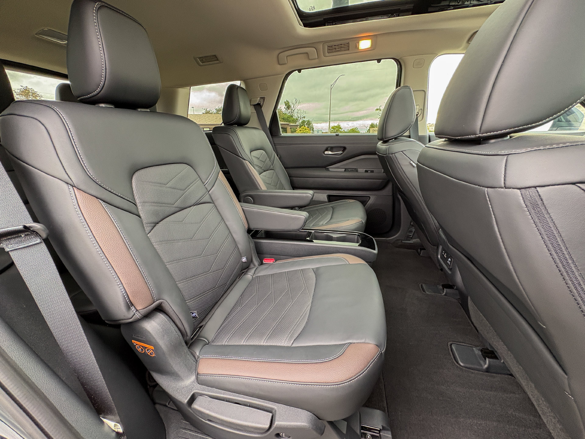 Used 2025 Nissan Pathfinder Platinum FWD image 27