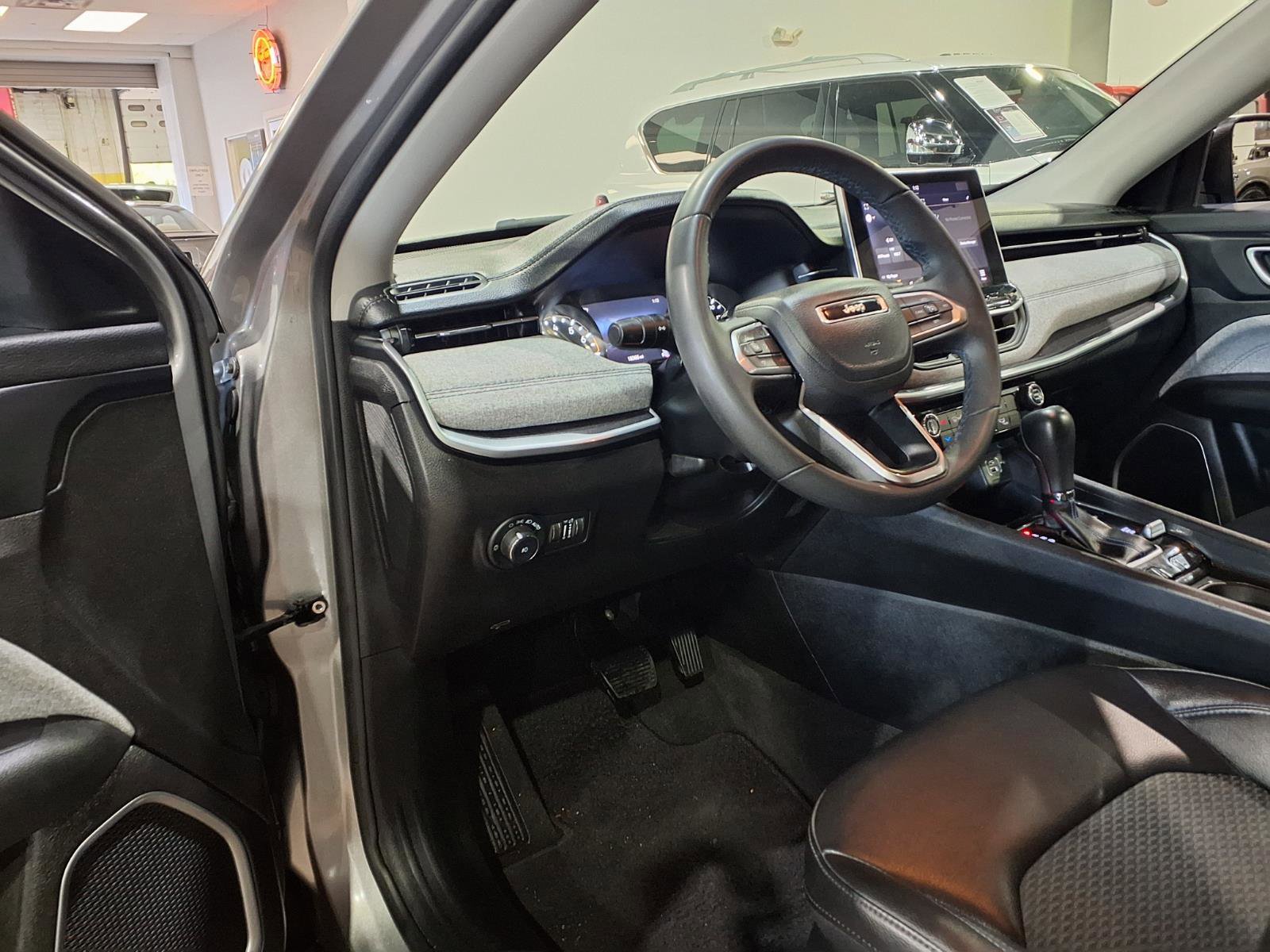Used 2022 Jeep Compass Latitude AWD/4WD image 17