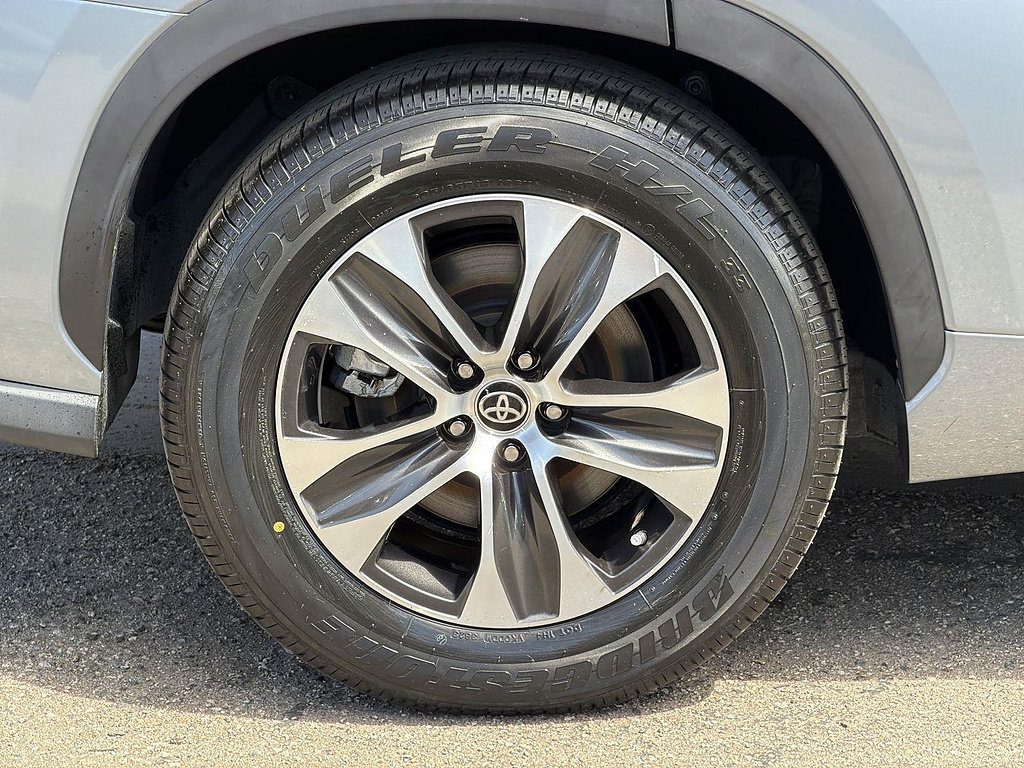 Used 2022 Toyota Highlander XLE FWD image 33