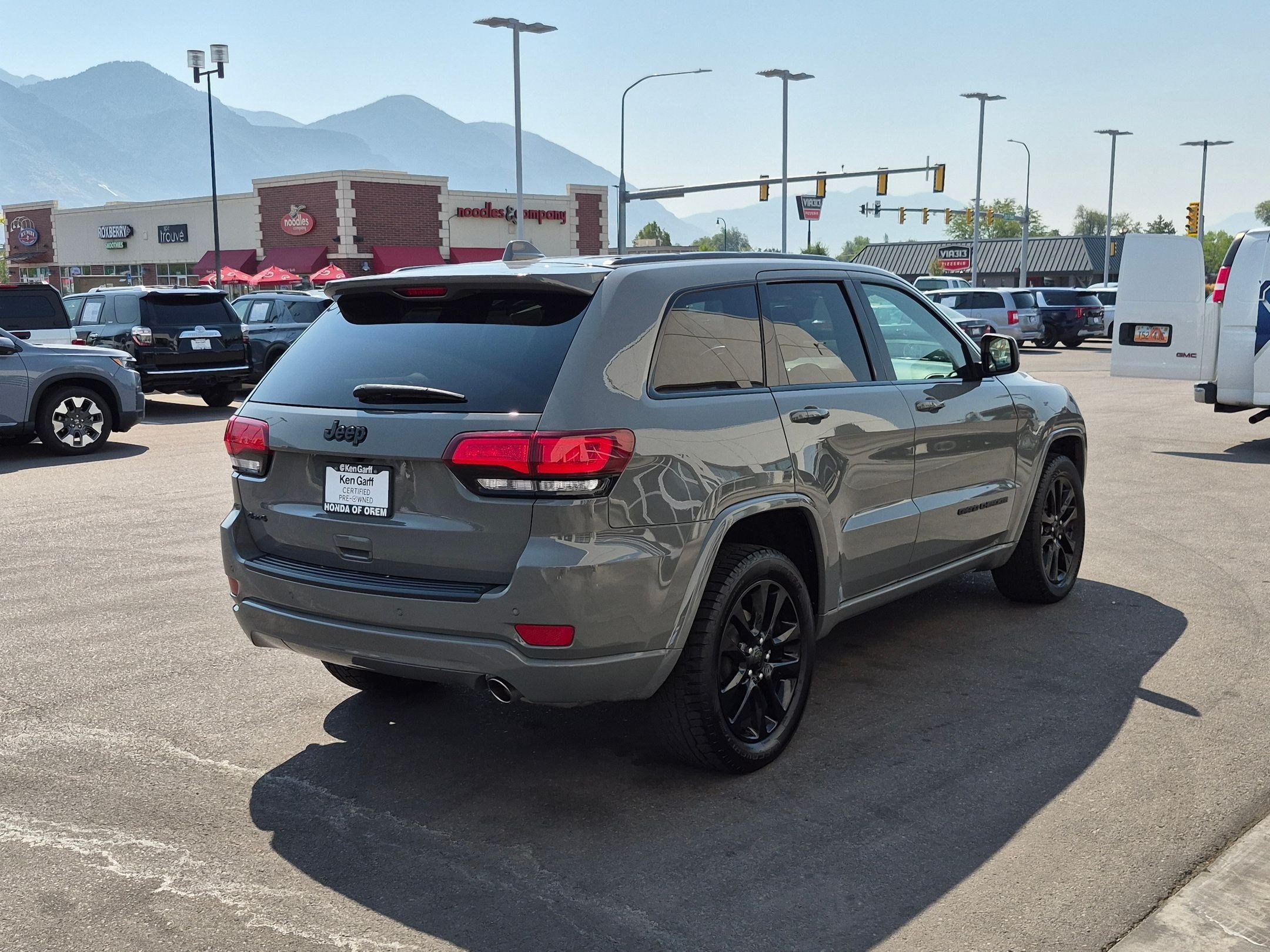Used 2020 Jeep Grand Cherokee Altitude AWD/4WD image 3