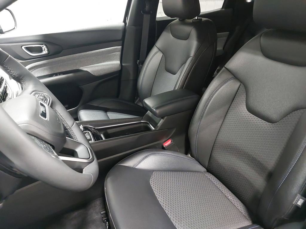 Used 2025 Jeep Compass Latitude AWD/4WD image 14