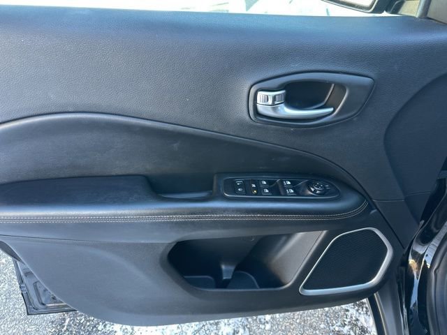 Used 2019 Jeep Compass Limited image 32