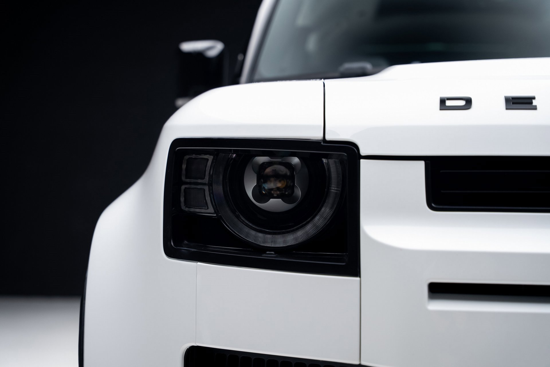 Used 2023 Land Rover Defender 130 SE image 9