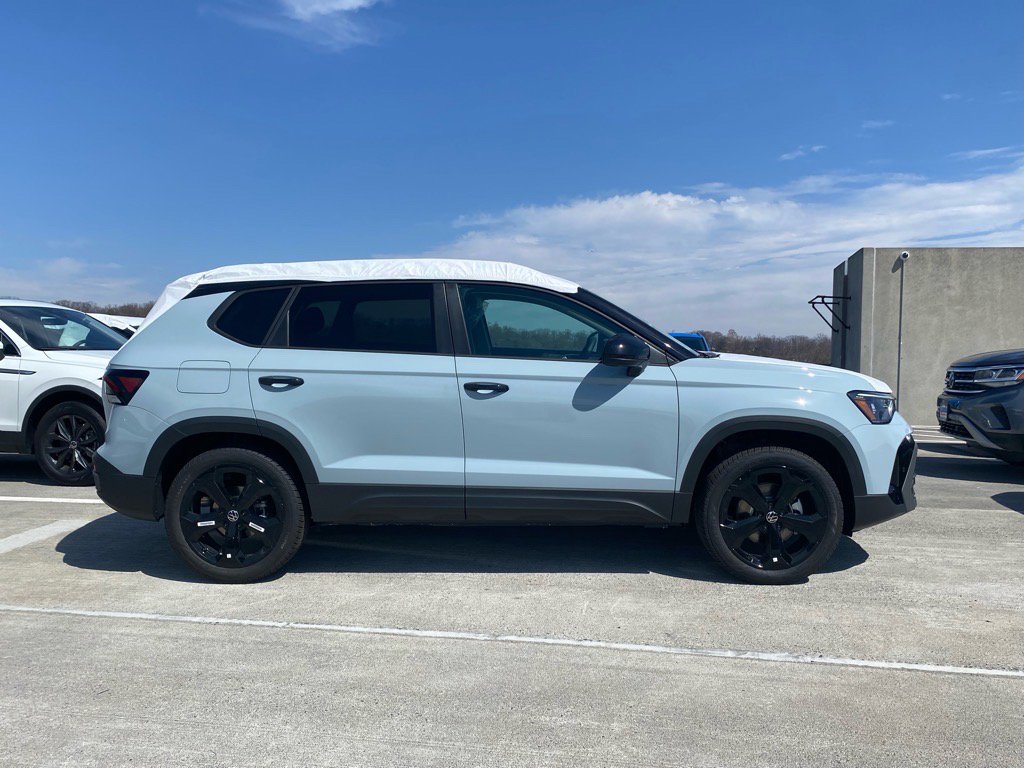 New 2025 Volkswagen Taos SE image 2