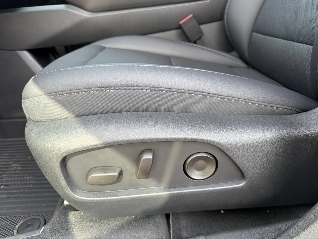 New 2027 Chevrolet Equinox LT w/ Convenience Package II FWD image 10
