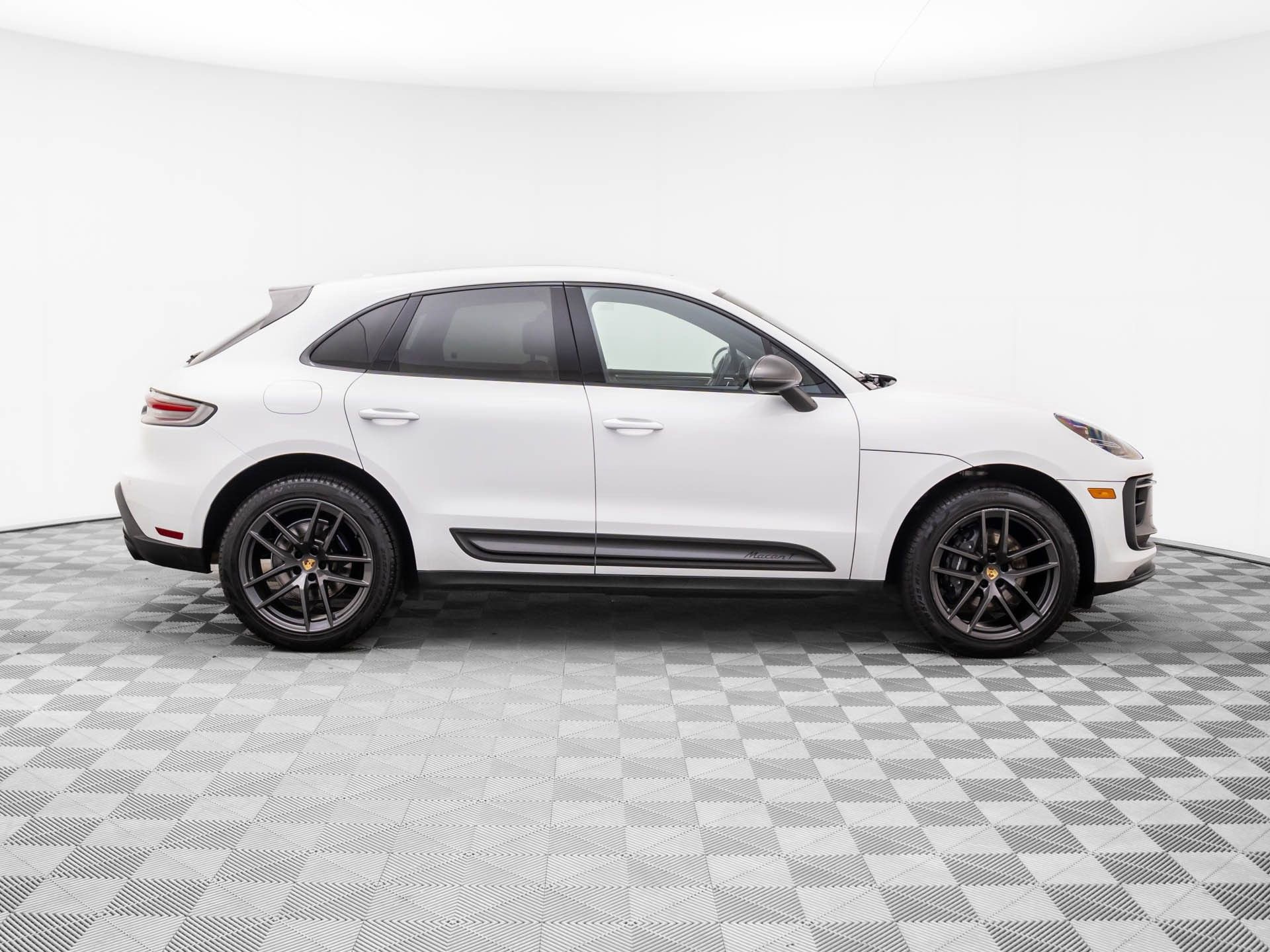 Certified 2023 Porsche Macan Turbo image 7