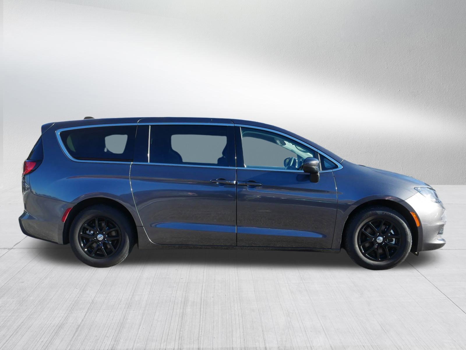 Used 2022 Chrysler Voyager LX image 8