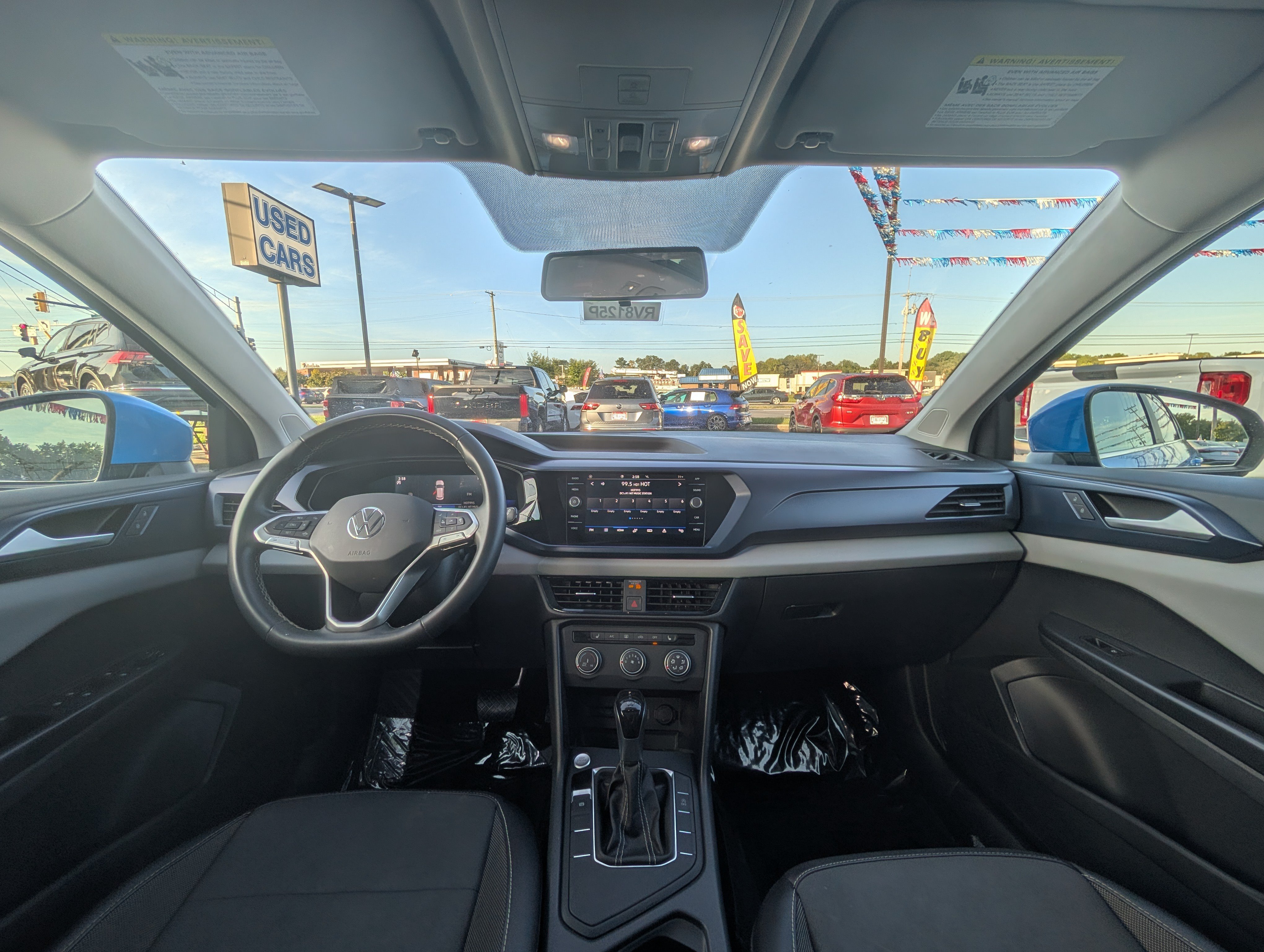 Used 2022 Volkswagen Taos SE w/ Panoramic Sunroof Package FWD image 17