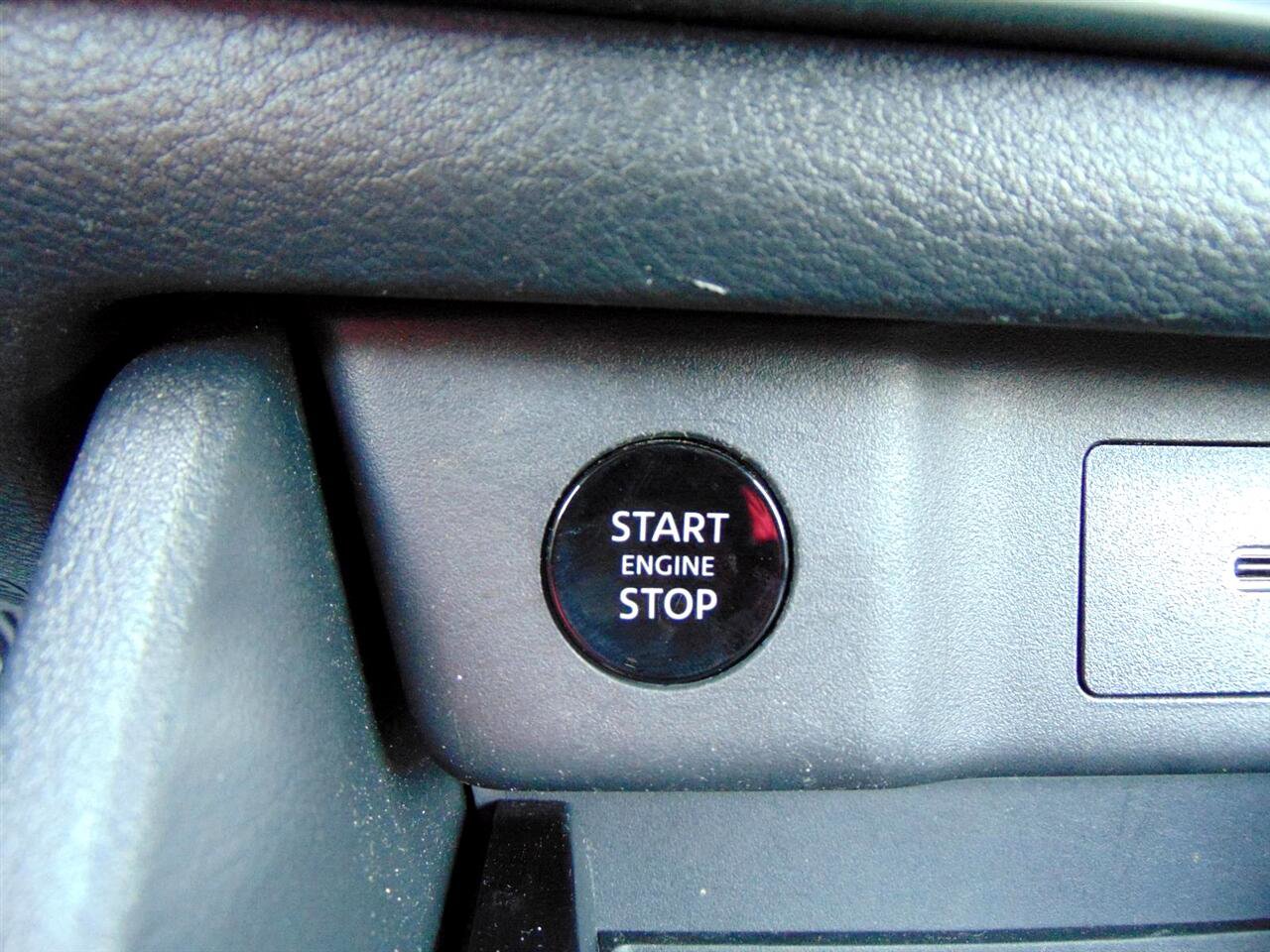 Used 2024 Nissan Rogue SV image 33