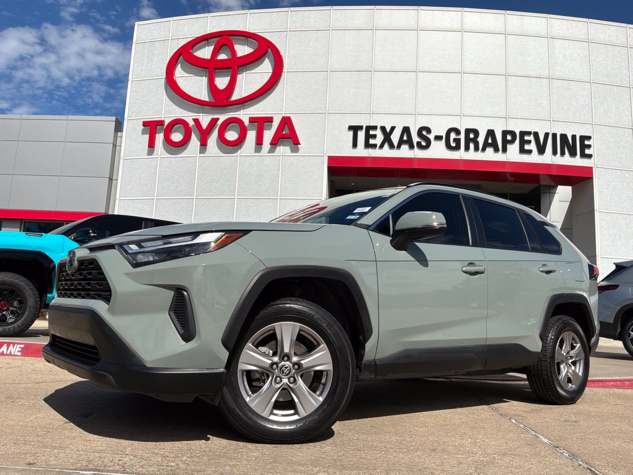 Used 2023 Toyota RAV4 XLE w/ Convenience Package FWD image 2