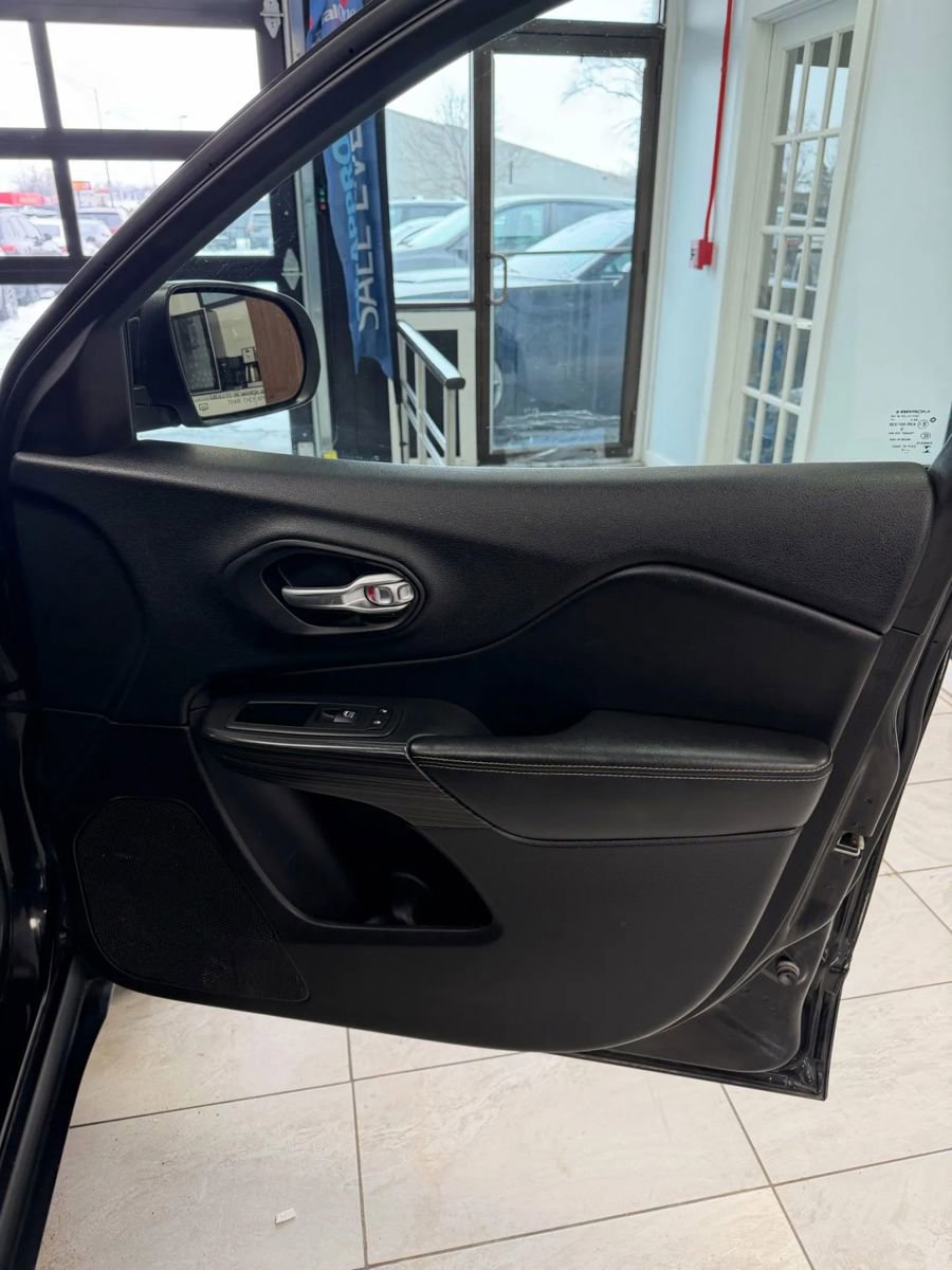 Used 2015 Jeep Cherokee Limited image 16