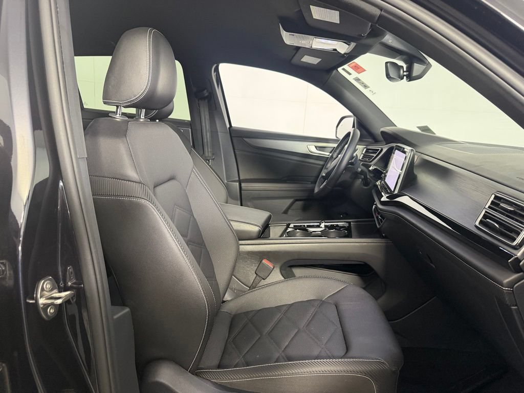 Used 2025 Volkswagen Atlas Cross Sport SE AWD/4WD image 29