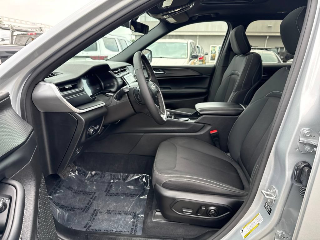 Certified 2025 Jeep Grand Cherokee L Laredo w/ Luxury Tech Group I AWD/4WD image 17
