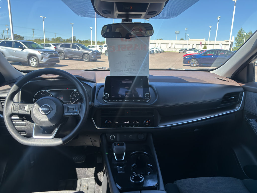 Used 2023 Nissan Rogue SV image 11