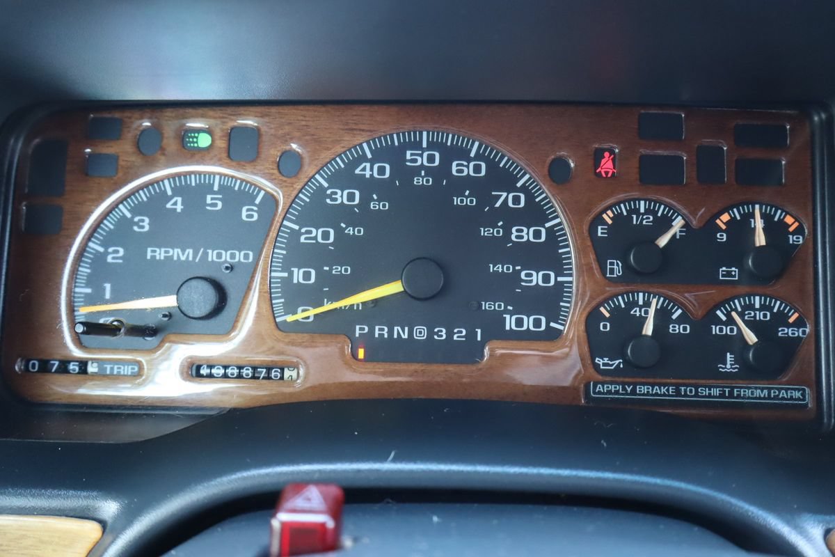 Used 1999 GMC Suburban 4WD w/ Convenience Group image 32