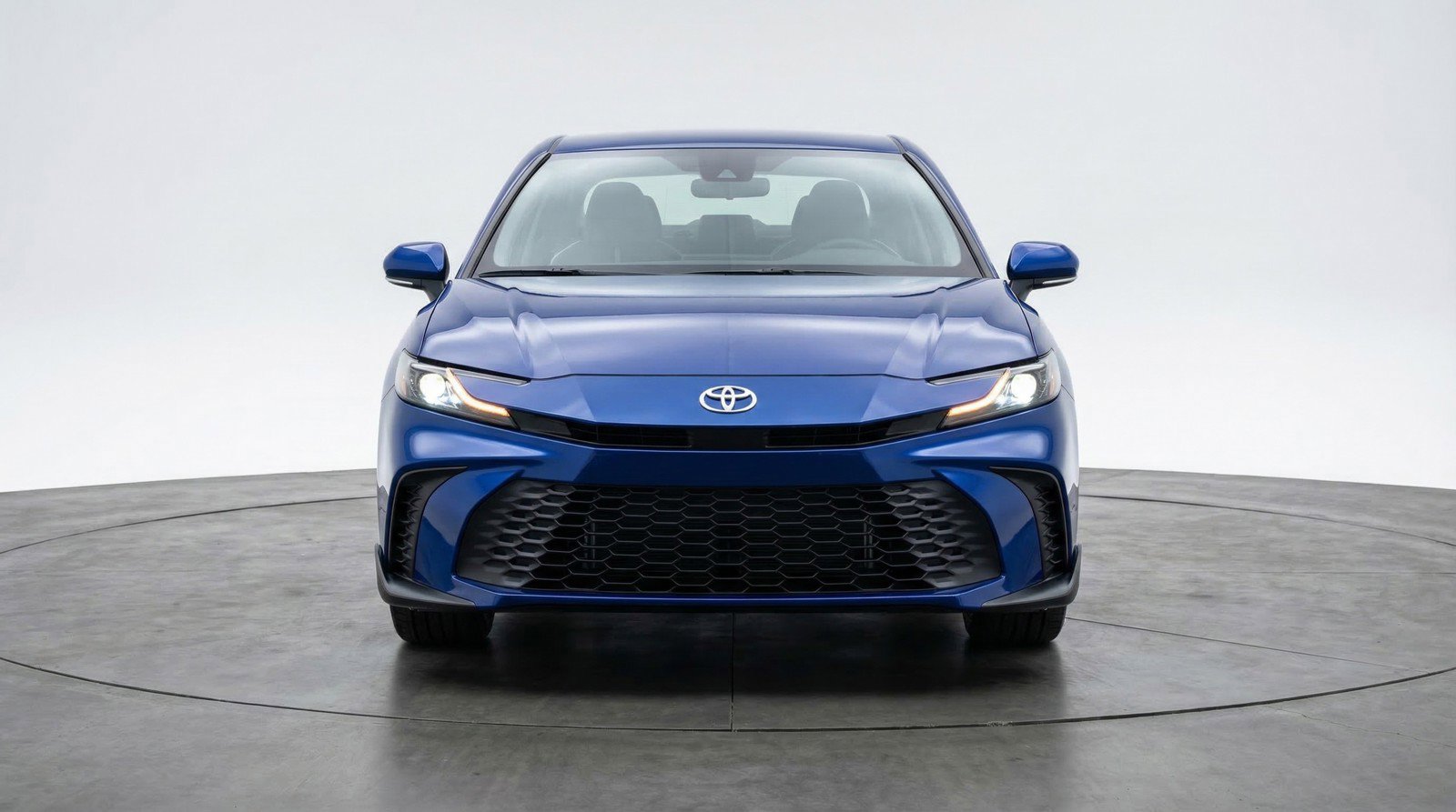 Used 2025 Toyota Camry SE image 2