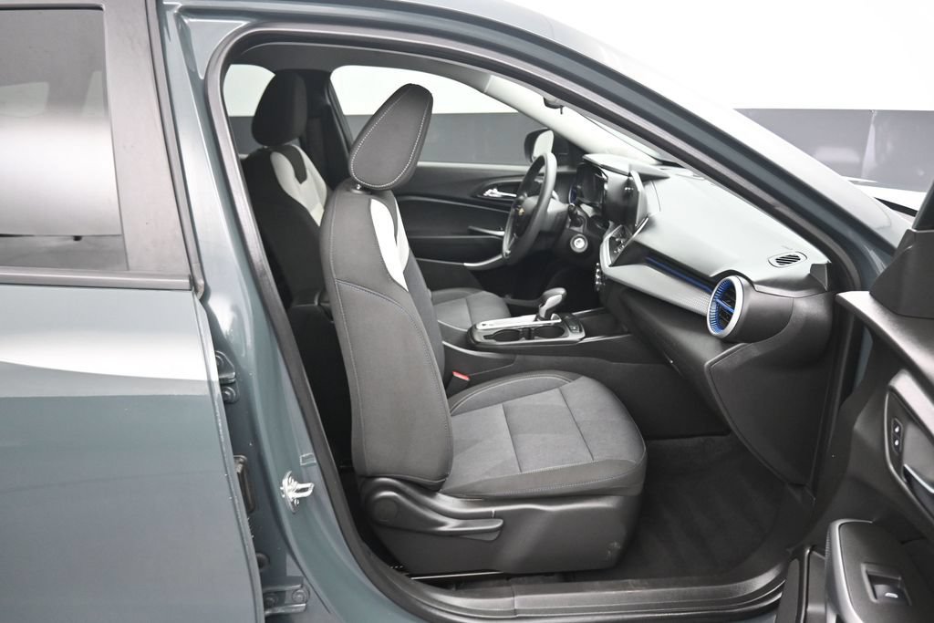 Used 2025 Chevrolet Trax LS FWD image 35