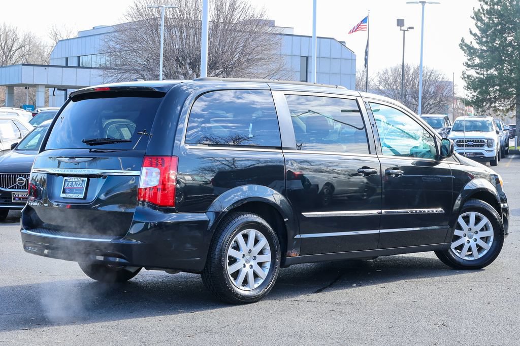 Used 2014 Chrysler Town & Country Touring FWD image 17
