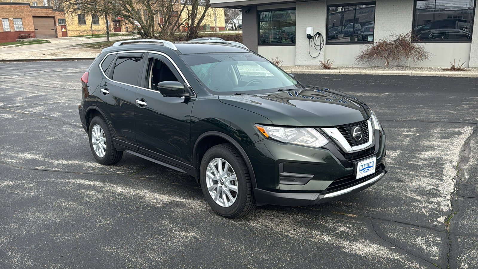 Used 2018 Nissan Rogue SV w/ Premium Package image 2