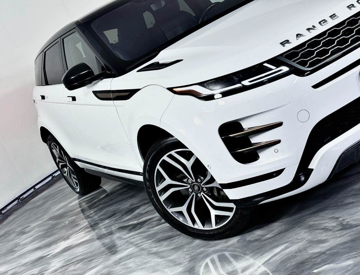 Used 2020 Land Rover Range Rover Evoque R-Dynamic HSE AWD/4WD image 4