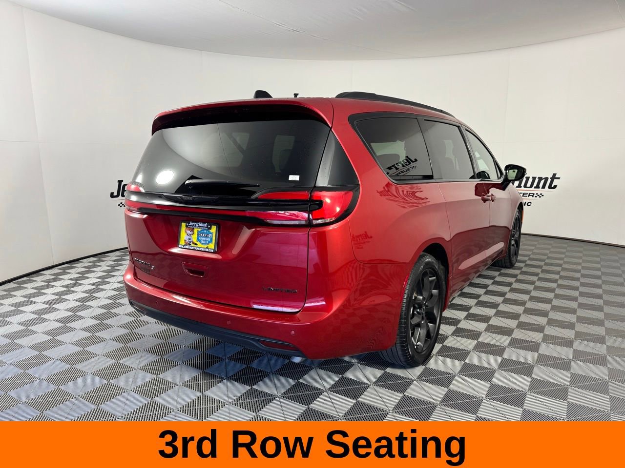 Used 2025 Chrysler Pacifica Limited image 7