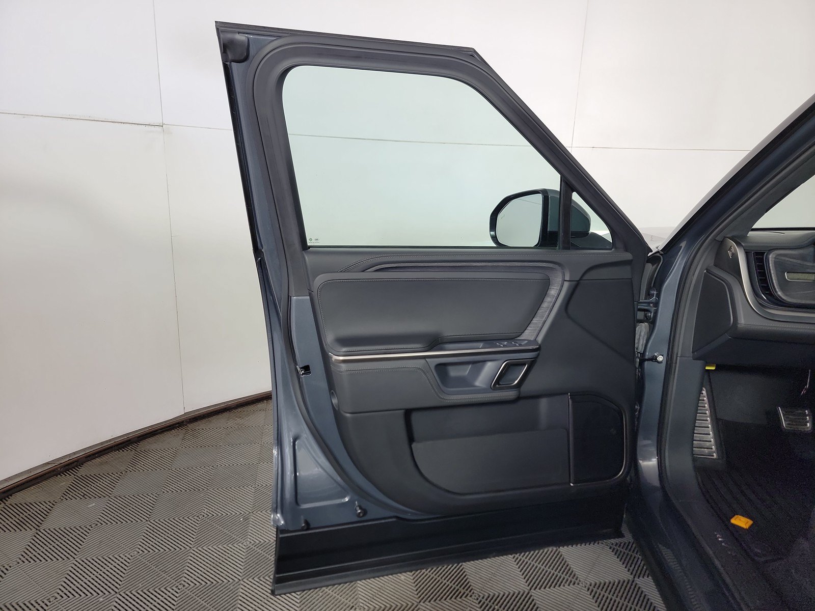 Used 2024 Rivian R1T Adventure AWD/4WD image 16
