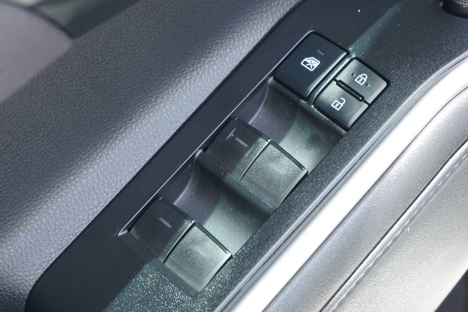 Used 2021 Toyota Highlander L FWD image 16