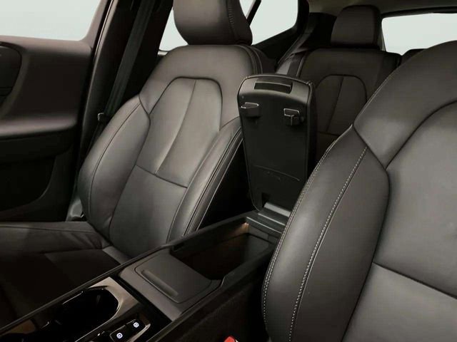 Used 2025 Volvo XC40 B5 Plus image 58