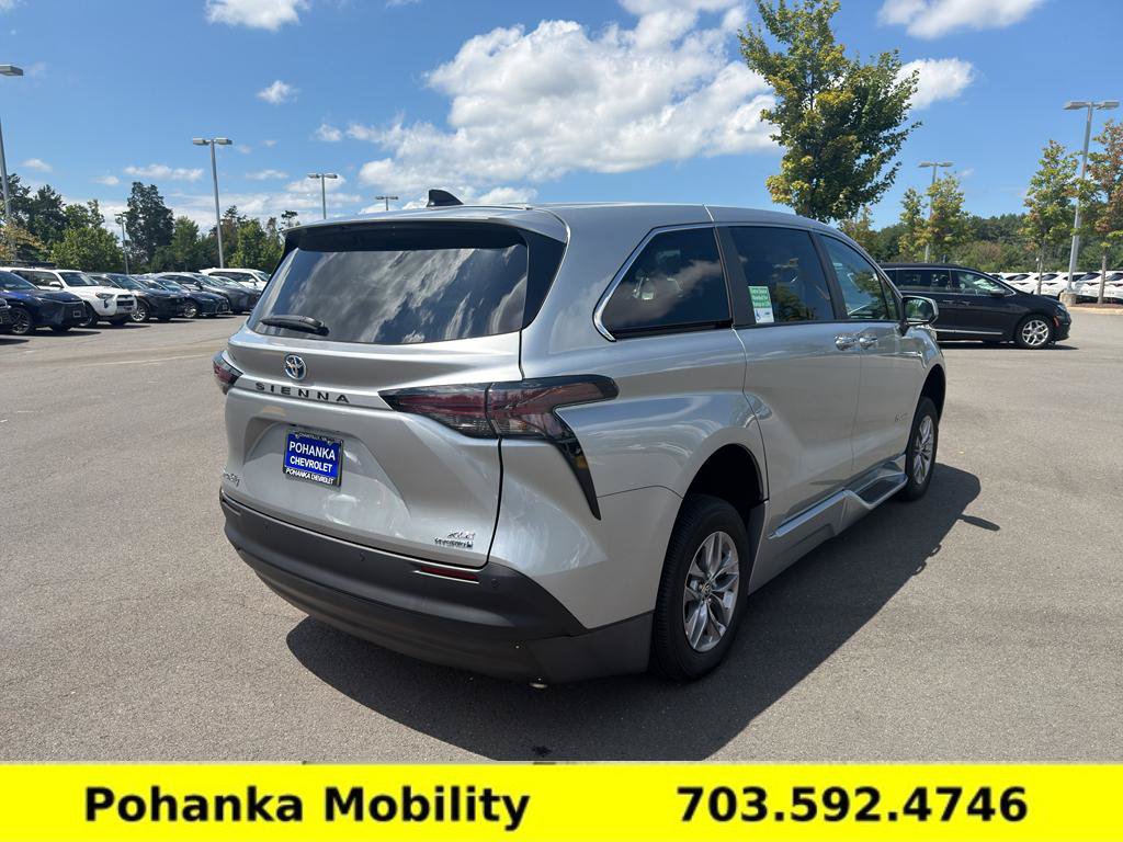 Used 2024 Toyota Sienna XLE FWD image 7