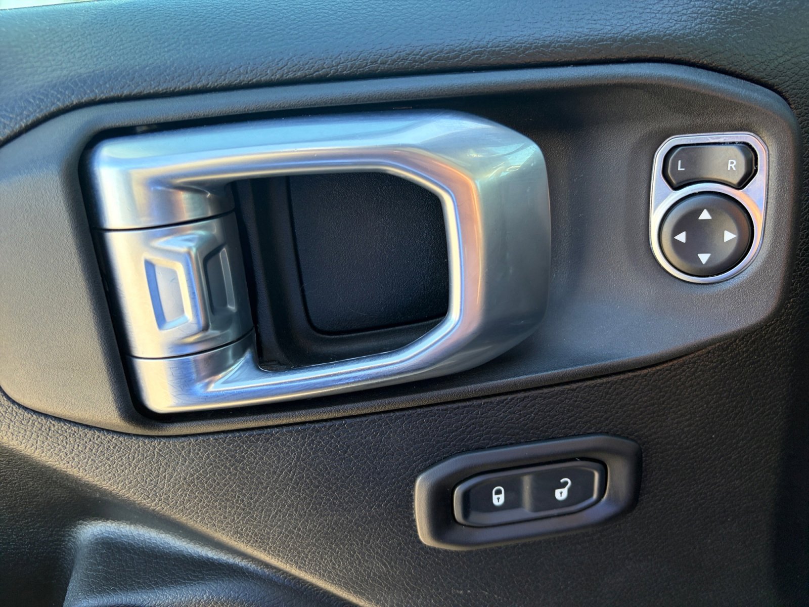 Used 2021 Jeep Wrangler Sport AWD/4WD image 16