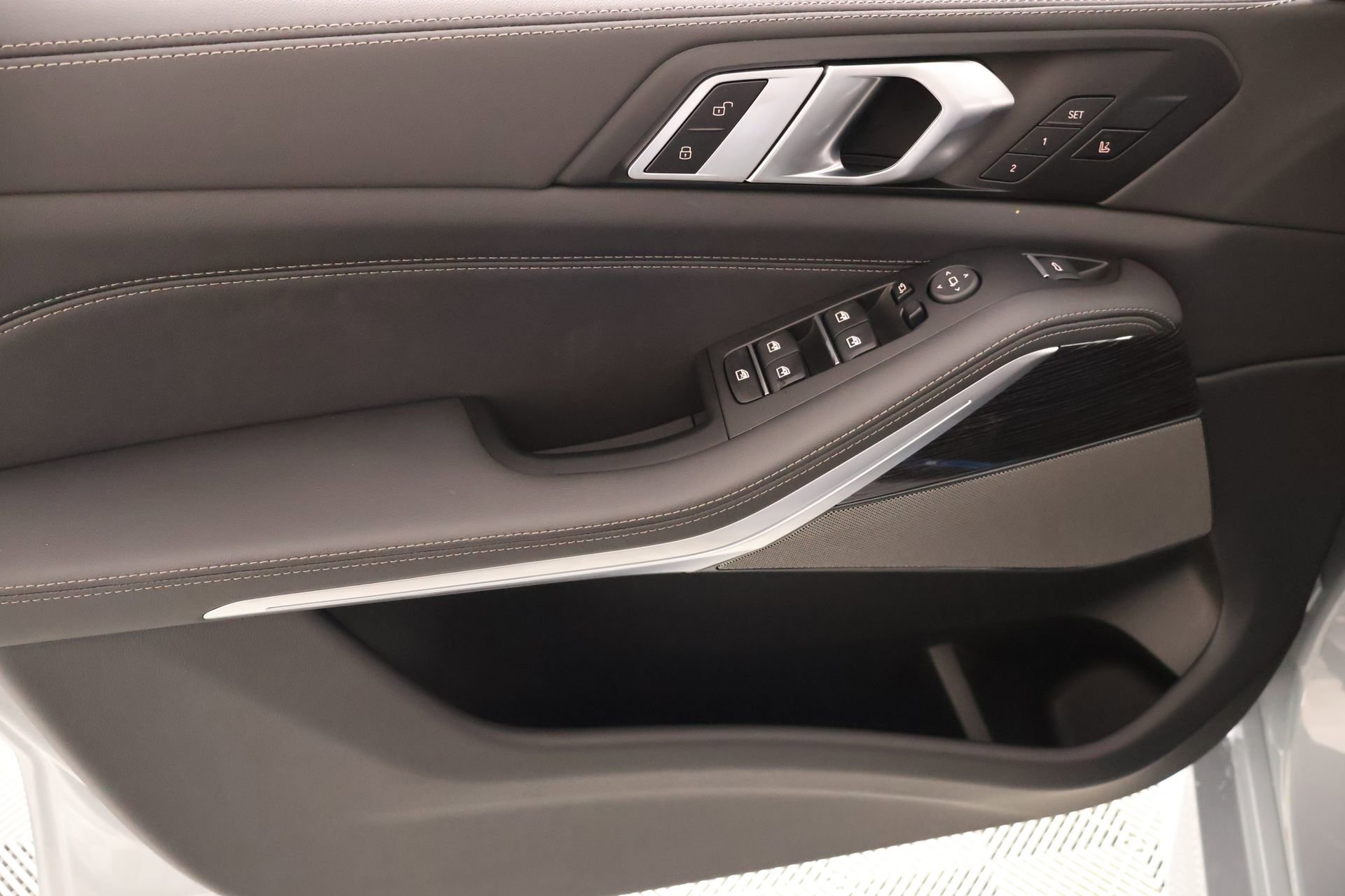 New 2026 BMW X5 xDrive40i w/ M Sport Package AWD/4WD image 17