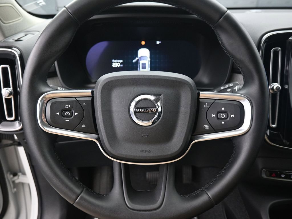 Used 2025 Volvo XC40 B5 Plus image 13