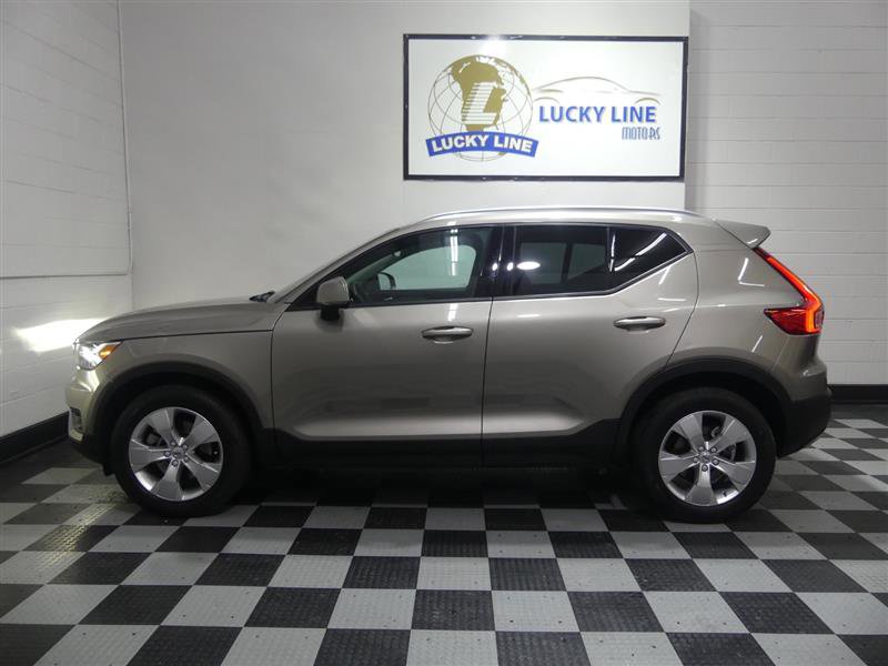 Used 2022 Volvo XC40 T5 Momentum image 7