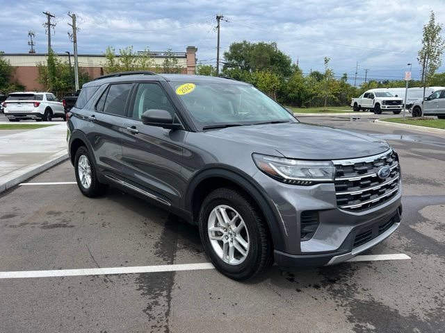 Used 2025 Ford Explorer Active AWD/4WD image 3