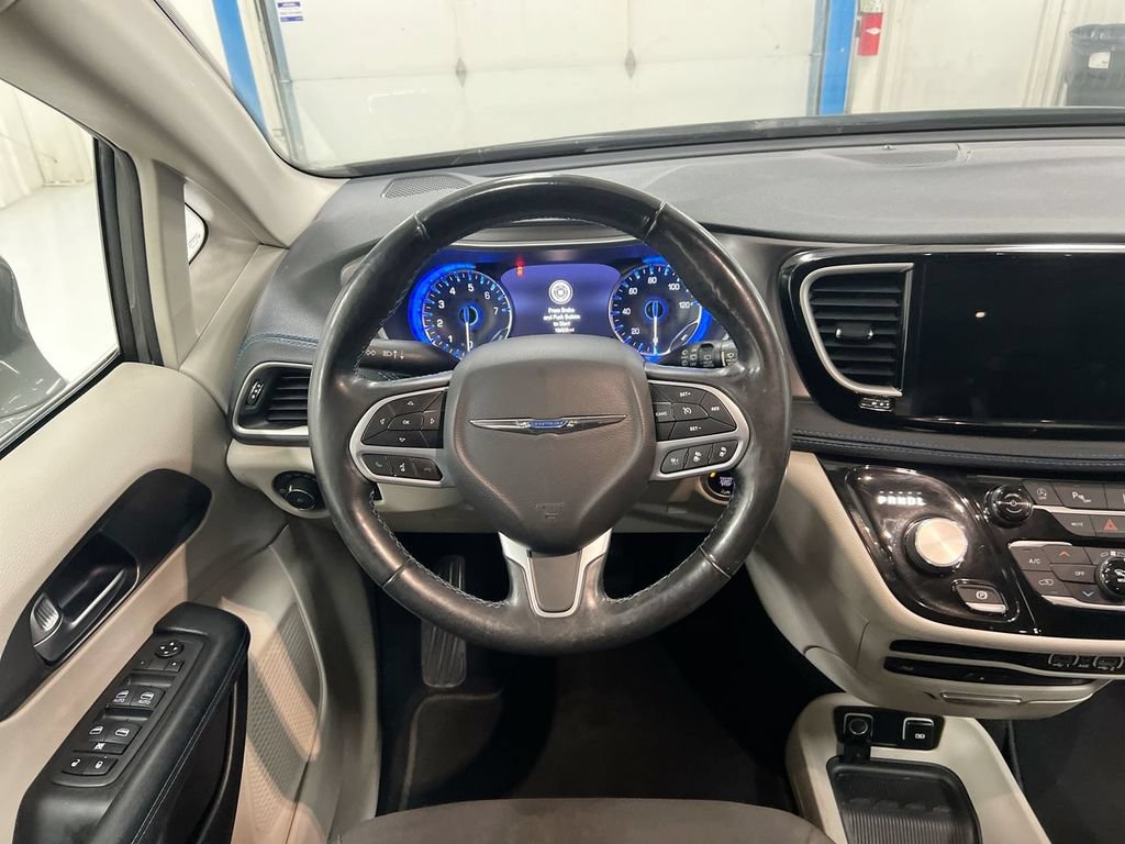 Used 2021 Chrysler Pacifica Touring w/ Uconnect Theater Family Group FWD image 11