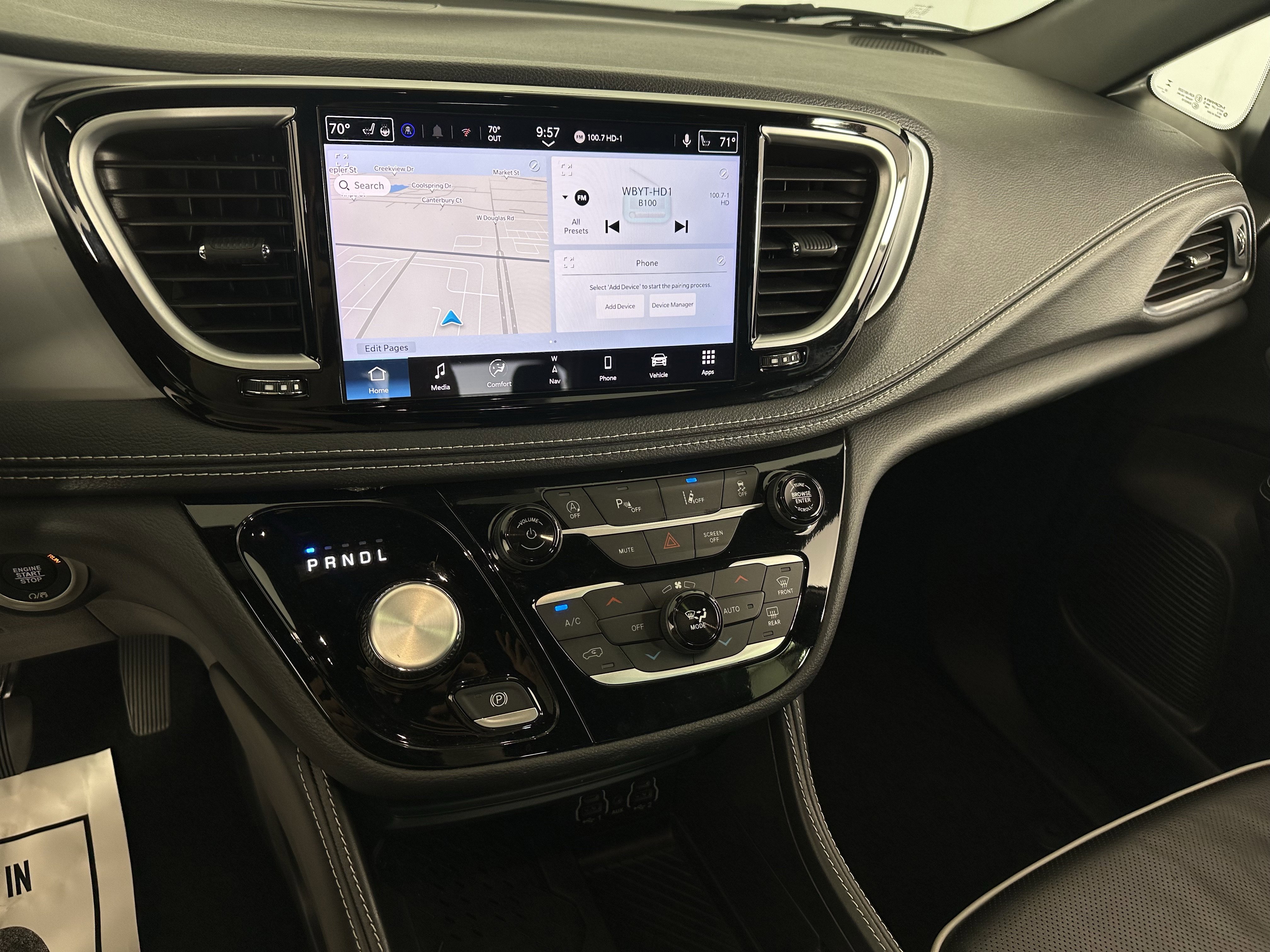 Used 2025 Chrysler Pacifica Limited image 4