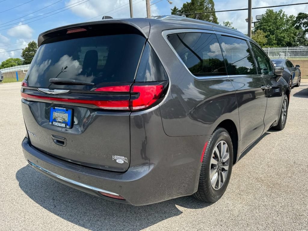 Used 2021 Chrysler Pacifica Touring-L FWD image 3