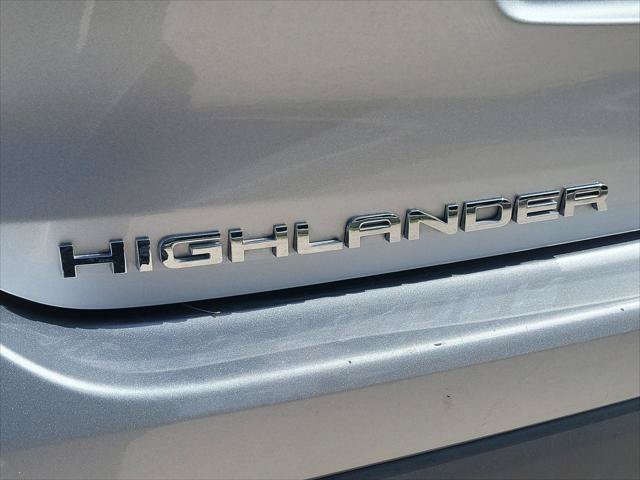 Used 2024 Toyota Highlander LE FWD image 6
