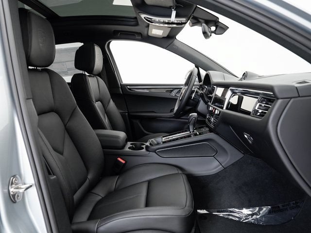 Certified 2025 Porsche Macan AWD/4WD image 24