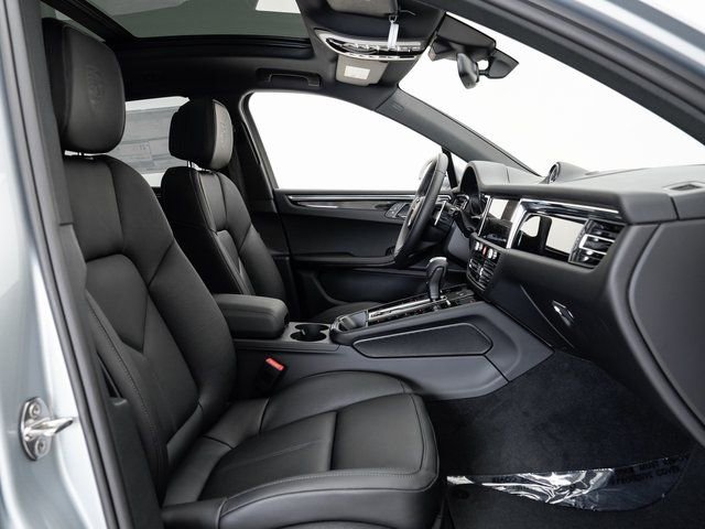 Certified 2025 Porsche Macan image 24