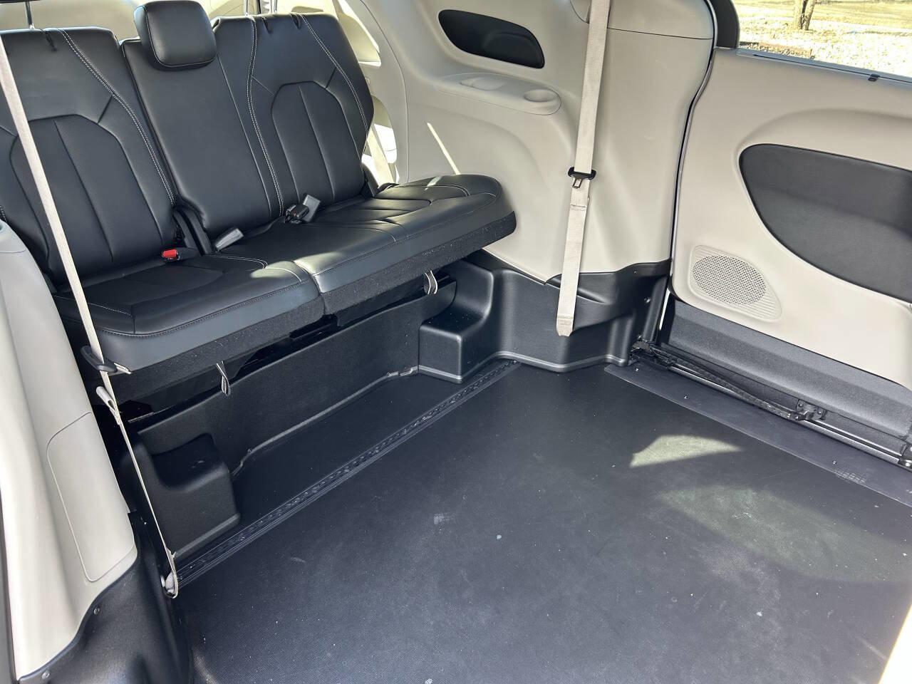 Used 2024 Chrysler Pacifica Touring-L image 8