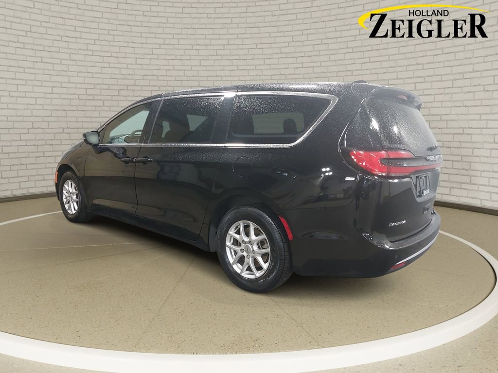 Used 2025 Chrysler Pacifica Select FWD image 7