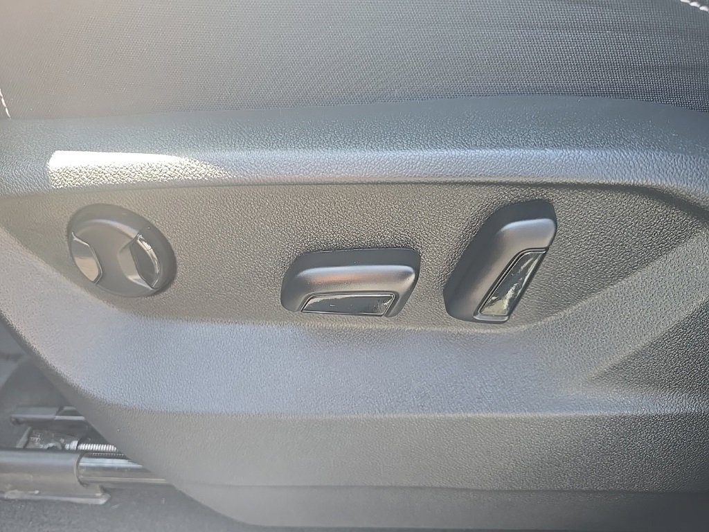 Used 2024 Volkswagen Atlas Cross Sport SE image 27