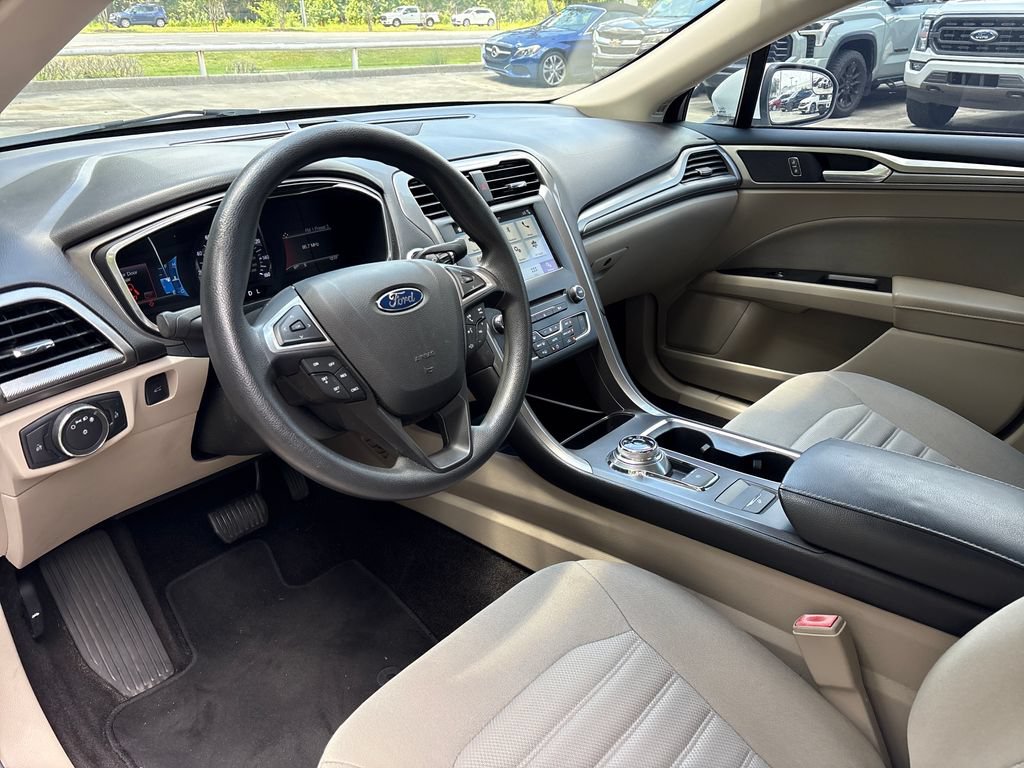 Used 2017 Ford Fusion SE w/ Fusion SE Technology Package FWD image 6