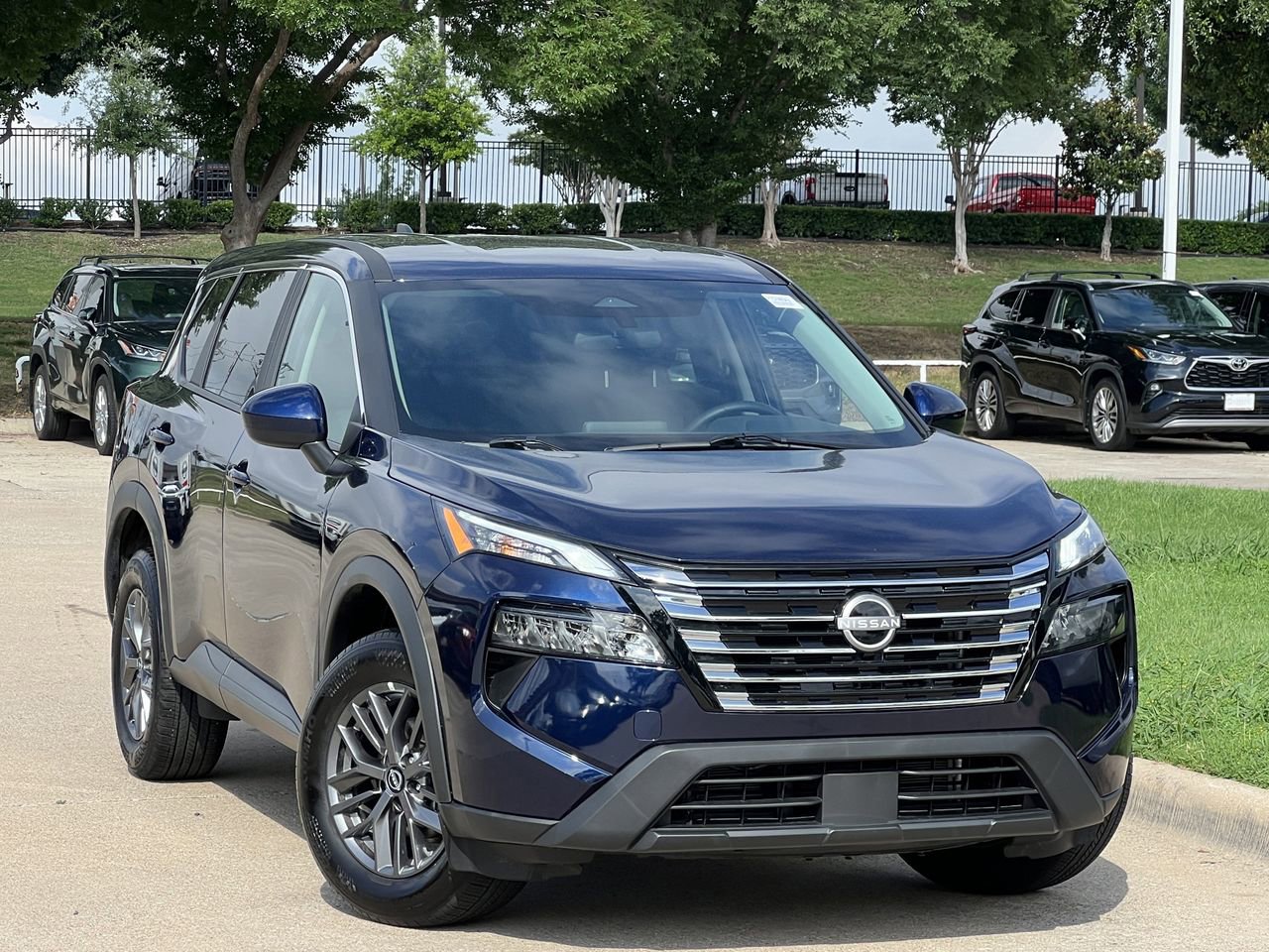Used 2026 Nissan Rogue SV AWD/4WD image 2