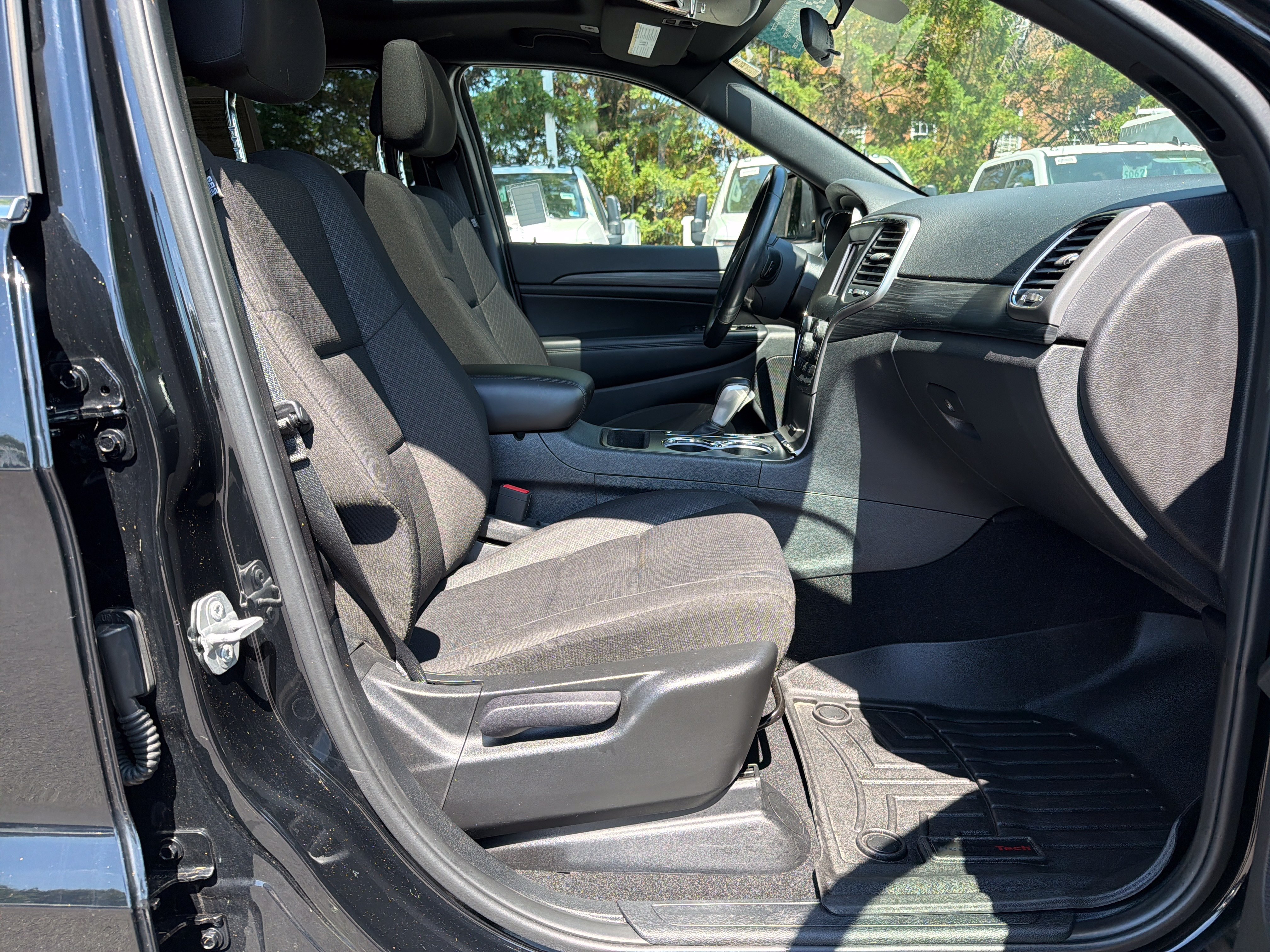 Used 2020 Jeep Grand Cherokee Laredo AWD/4WD image 35