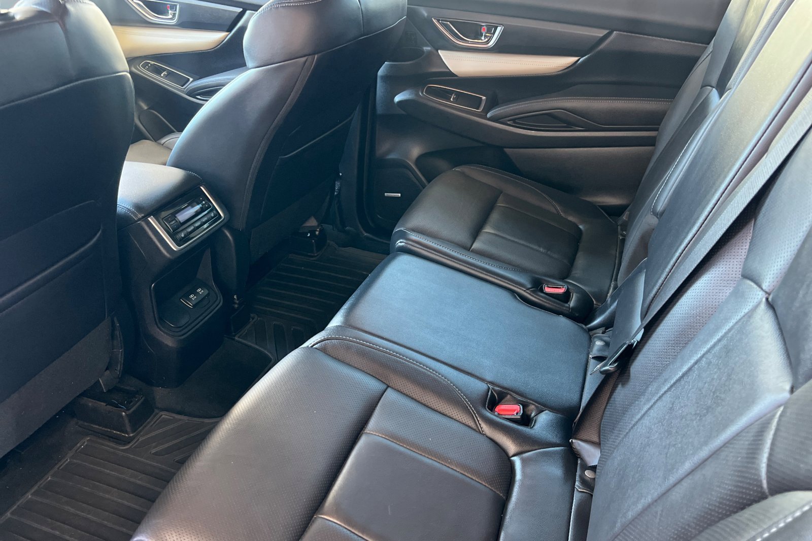 Used 2022 Subaru Ascent Limited w/ Technology Package image 9