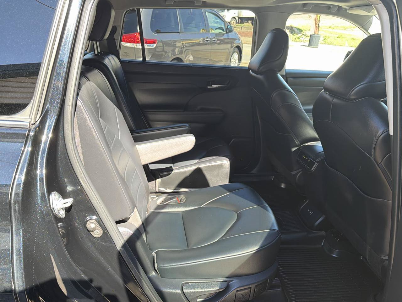 Used 2022 Toyota Highlander XLE AWD/4WD image 30